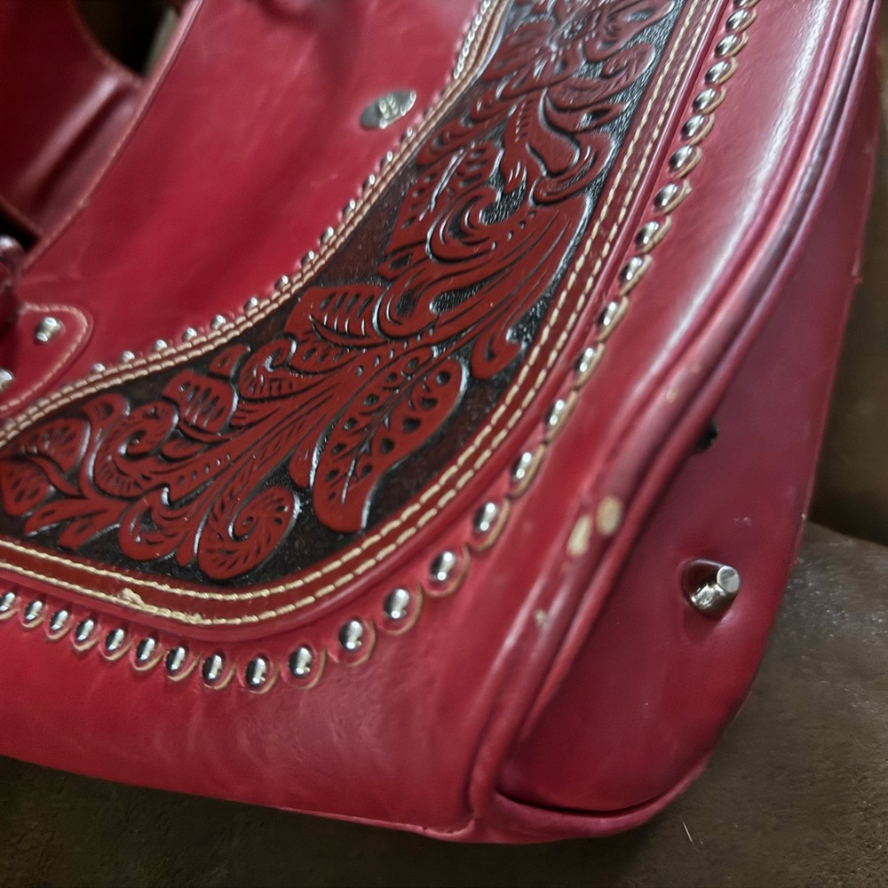 Elegant Red Embossed Handbag & Wallet - Picture 4 of 15